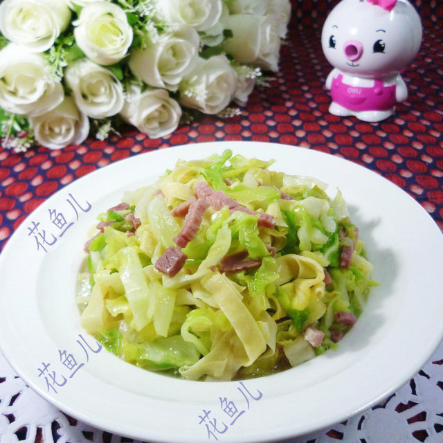 咸肉千张炒圆白菜,爽脆可口,香味诱人,十分钟搞定下饭菜