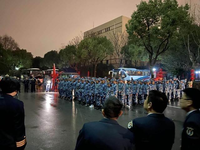 正月初一投入战斗!陆海空三大军医大学400名军医已抵达武汉! 正月初一投入战斗!陆海空三大军医大学400名军医已抵达武汉!