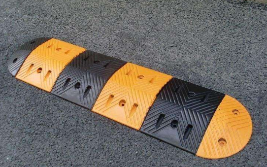 过减速带可以踩刹车吗?维修工:方法不正确,车子经常坏也正常