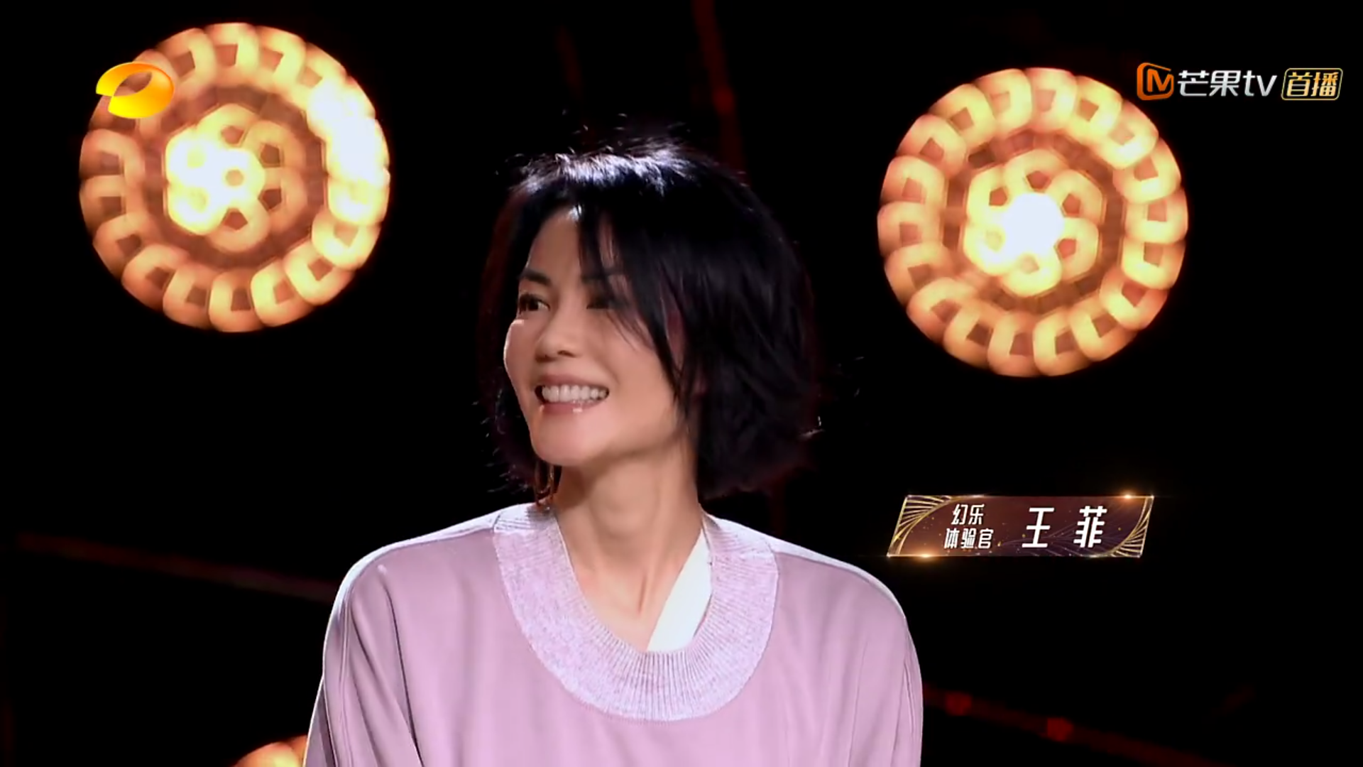 王菲综艺首秀,一曲《梦中人》燃爆全场,少女心的她谈参加缘由!