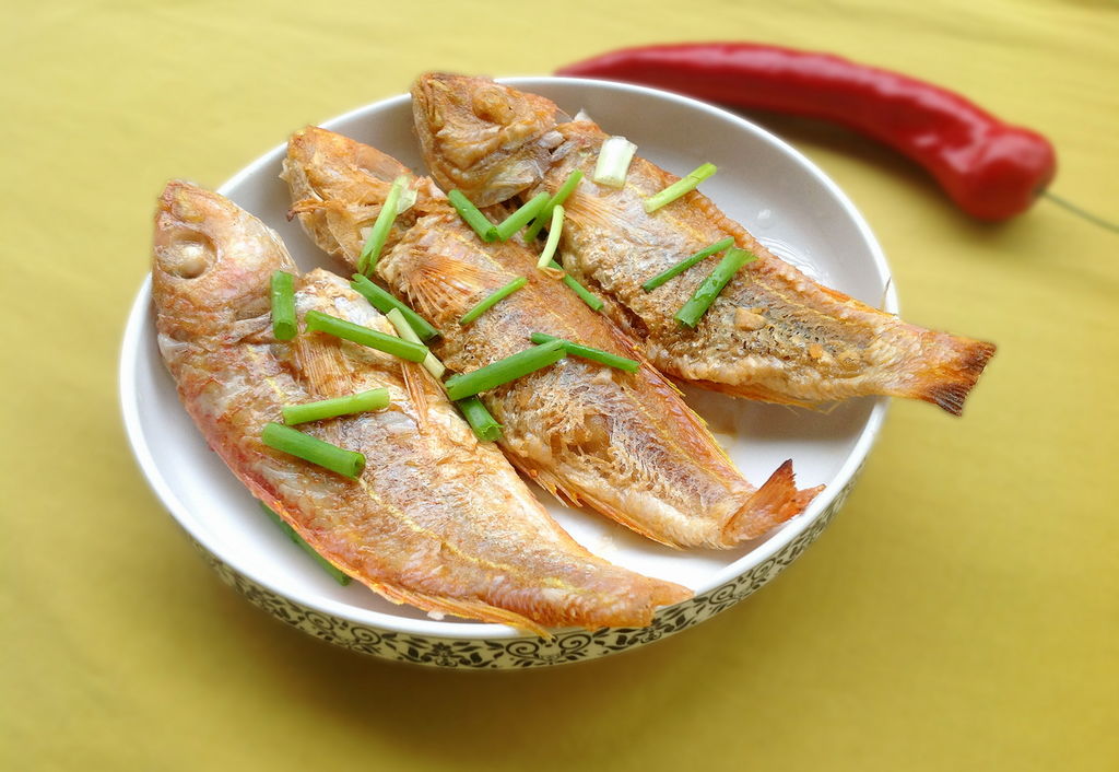 80岁奶奶告诉我:不管煎什么鱼,做好这四步,保证不粘锅不破皮!