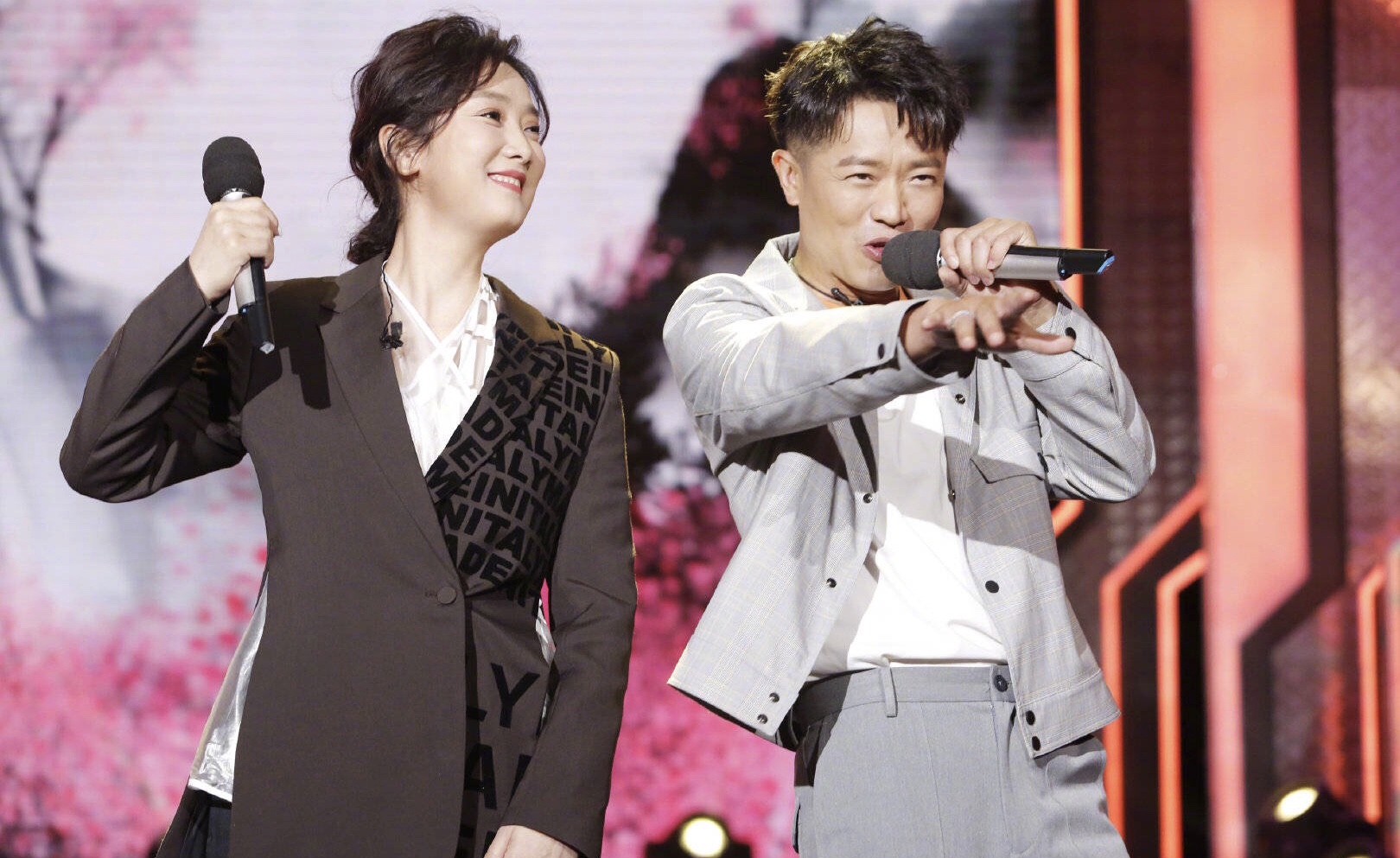 天天向上看点满满,凤凰传奇变身收视锦鲤,尤长靖上台表演吃播!