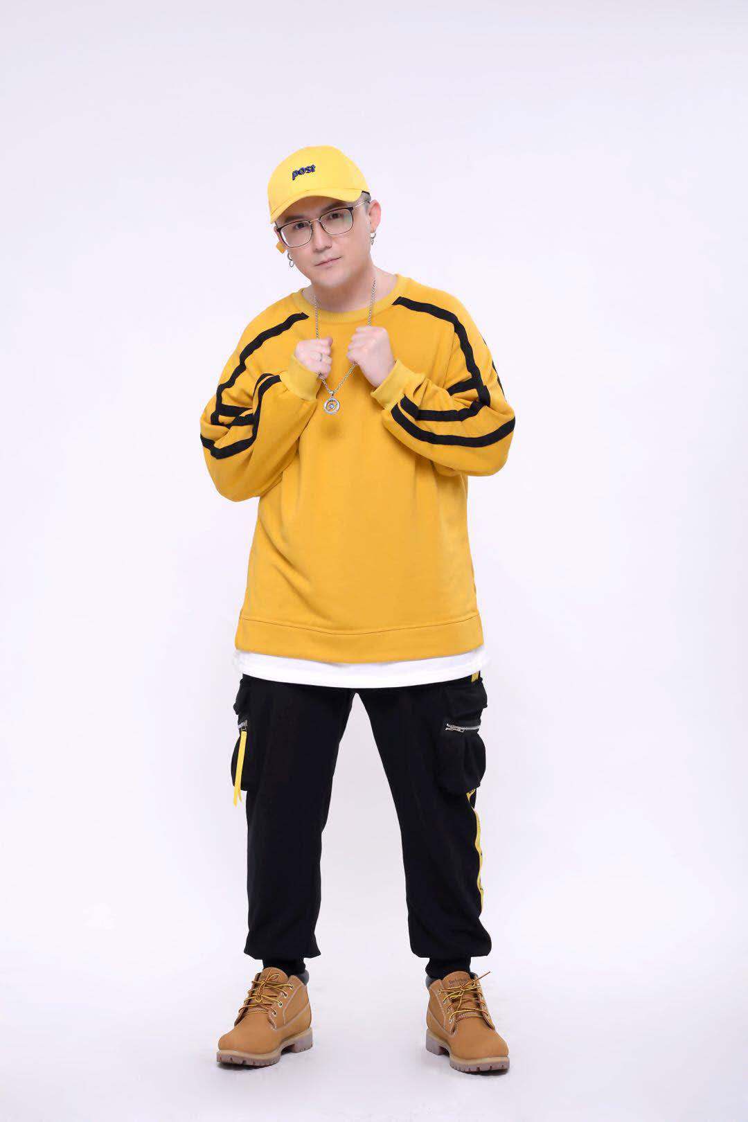 他是燃炸全场黑马rapper,他说他不混地下,他是血性男人那吾克热