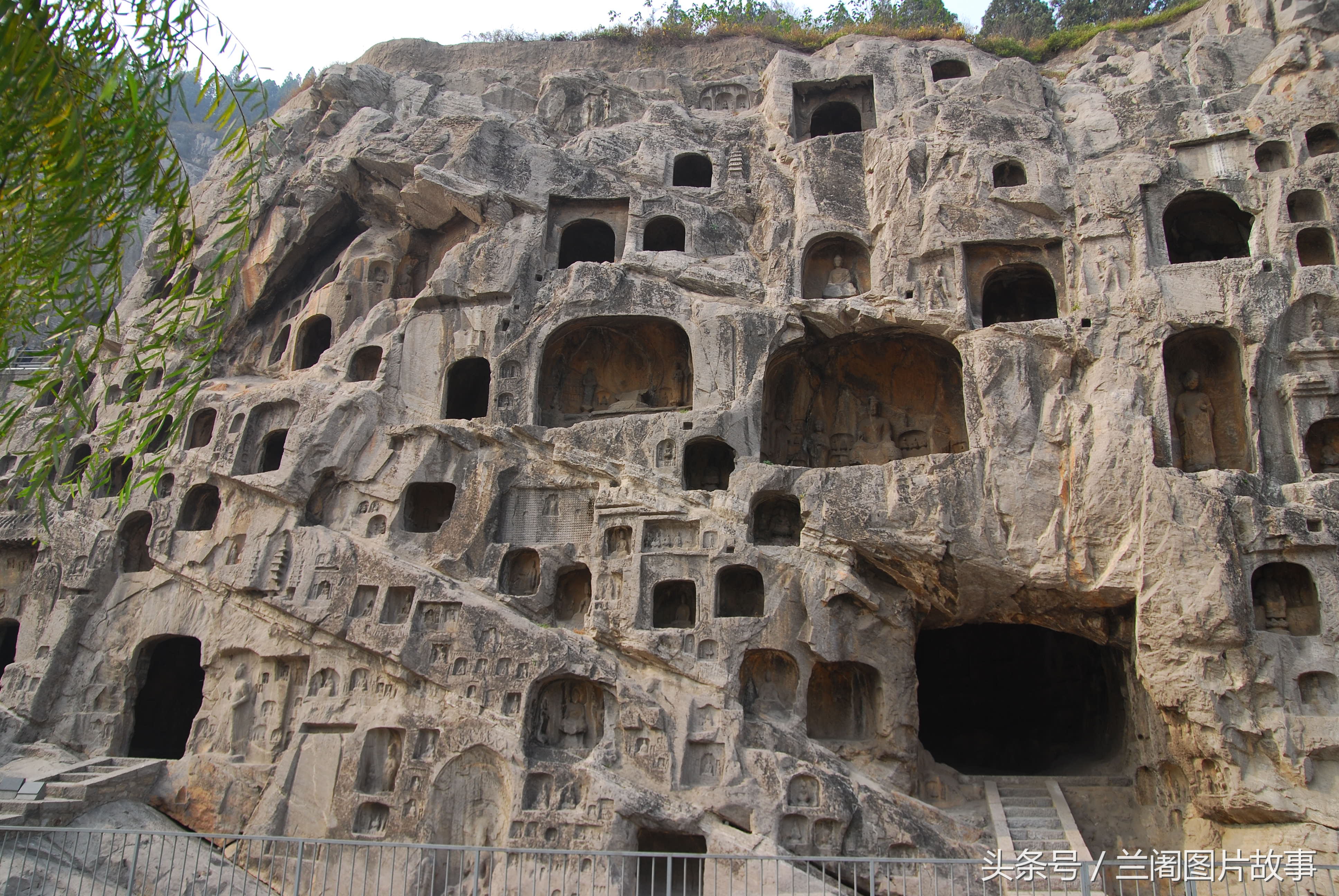 中国石刻艺术最高峰,龙门石窟佛像雕刻姿态万千,活灵活现