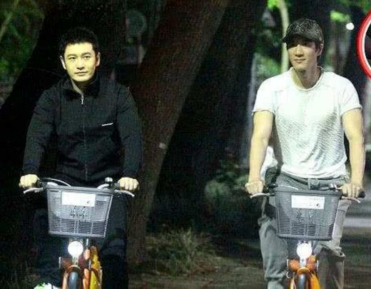 黄晓明王力宏新作台北宣传,两人深夜相约骑单车尽显好兄弟情谊