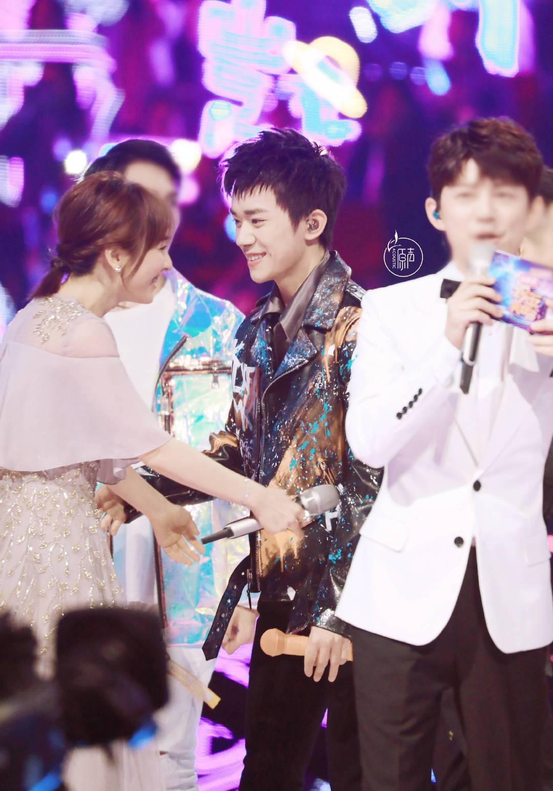 易烊千玺吴昕舞台拥抱,不知所措的小手太逗,千玺白大褂造型太帅