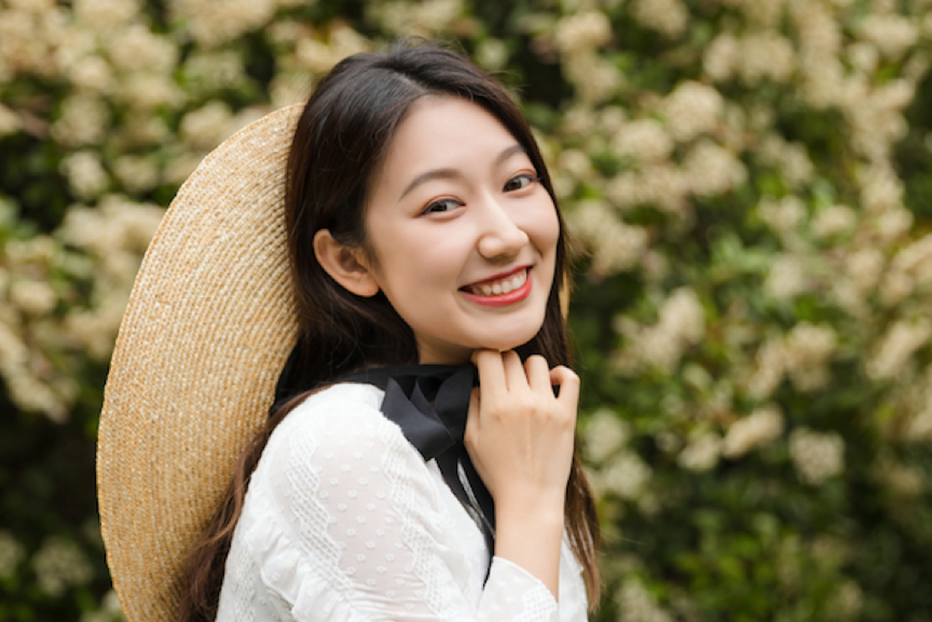 女生唇红齿白,单这一面相特征来看,主贵相,嘴唇自然状态下显得红润有