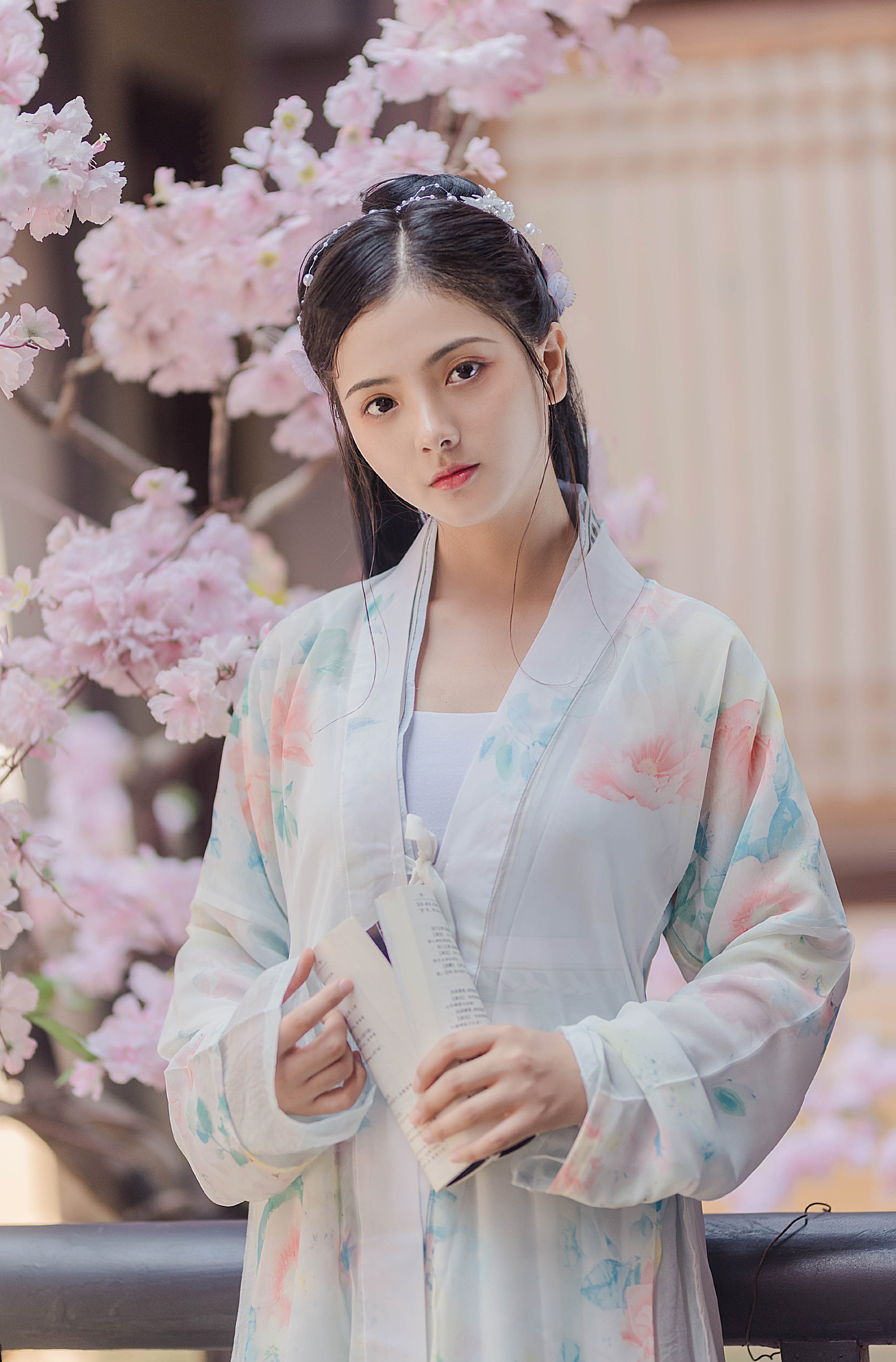 最喜欢你穿汉服的样子,在花前月下,宛若仙女下凡一般