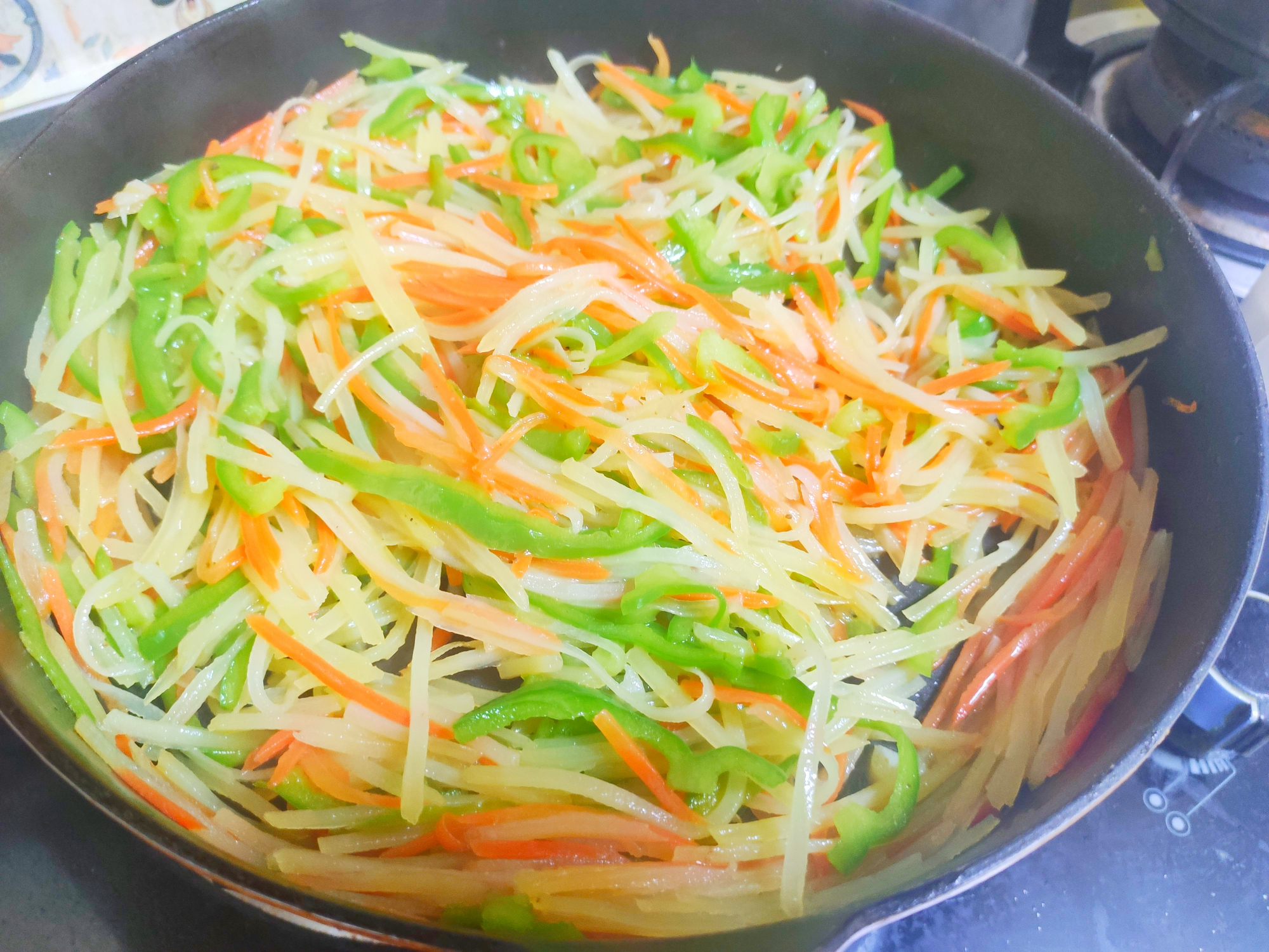 我家春饼从来不烙,个个薄如蝉翼,卷上土豆丝太香,边做边吃过瘾