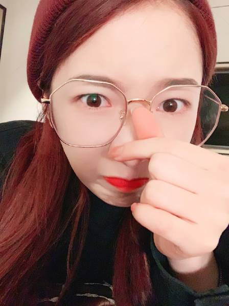 孟美岐晒素颜照 比心嘟嘴可爱十足