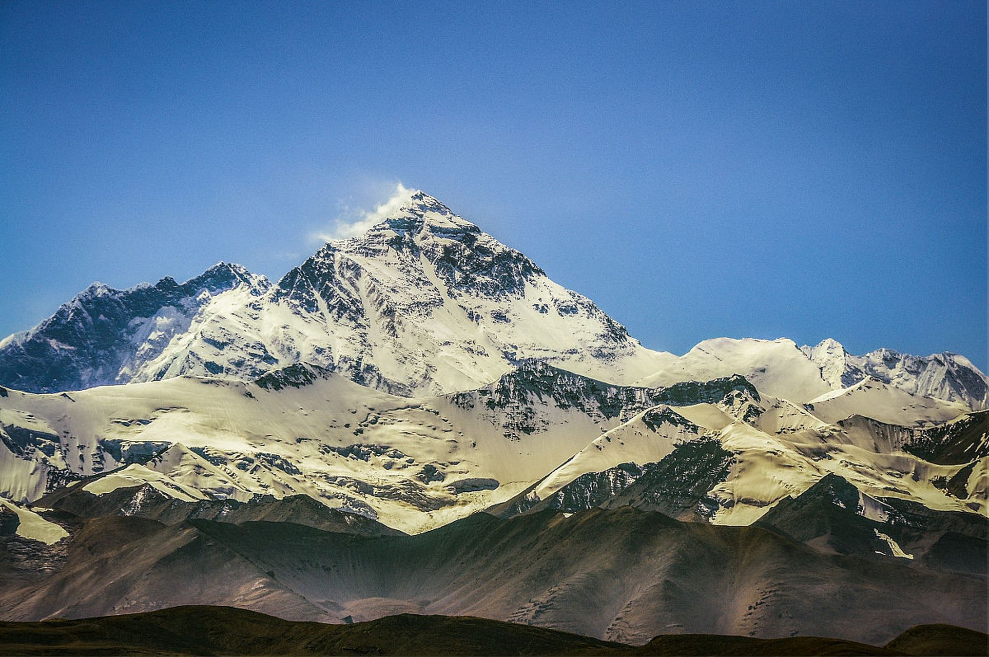 珠穆朗玛,藏语意思为"第三女神".