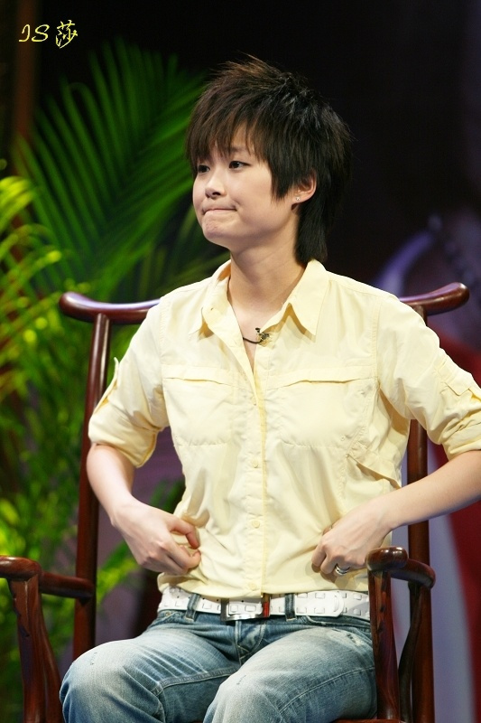 每日打卡# 2008《背后的故事》 两张照片对比.