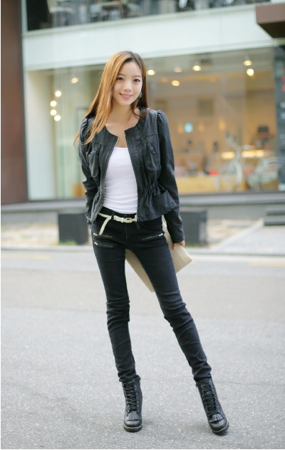 朴志贤:又见黑白配,反差强烈曲线玲珑,这样穿搭简直完美