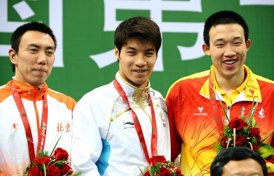 曾春蕾晒合照,无名指戒指引关注,疑好事将近男友是游泳一歌陈祚