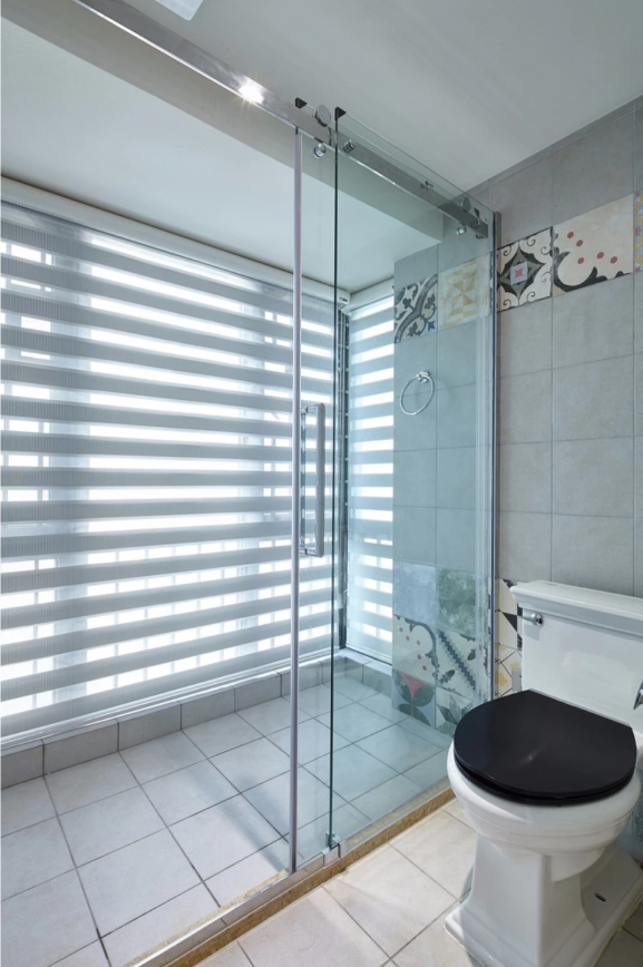 里面有独立的淋浴房,卫生间都有落地窗,真是奢侈.