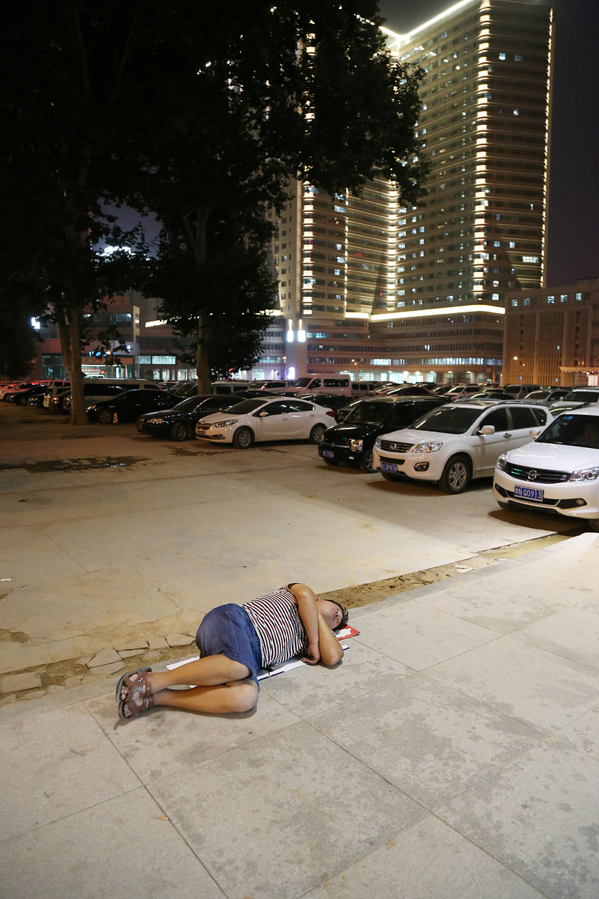 在一个深夜,一个酒鬼倒在了马路上,被警察发现了