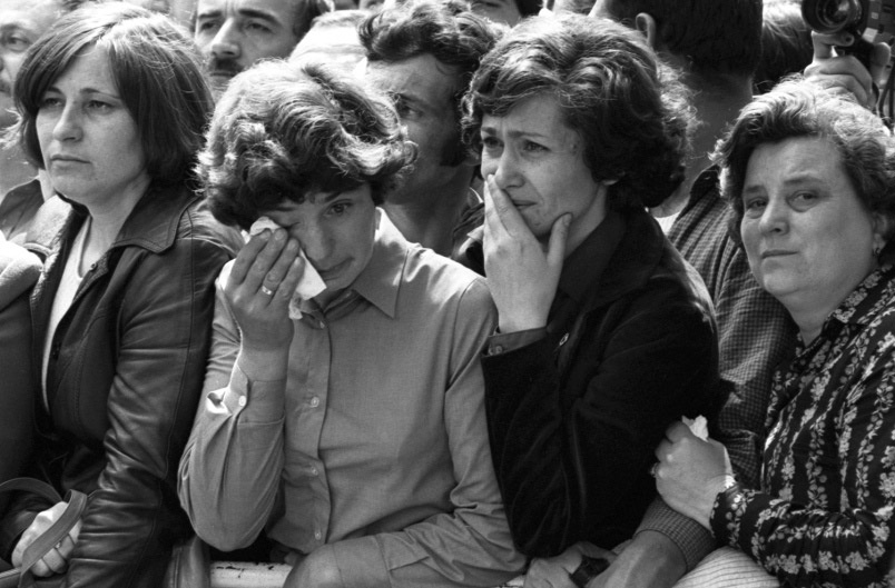 "德国铁娘子"登台突然摔倒,她的身体,今年至少出现四次状况了