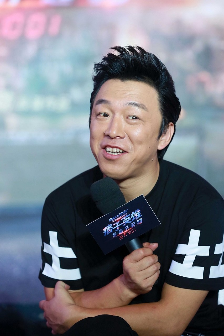 一次晚会上曾志伟突然喊黄渤大哥,黄渤一脸疑惑,只见曾志伟似笑非笑的