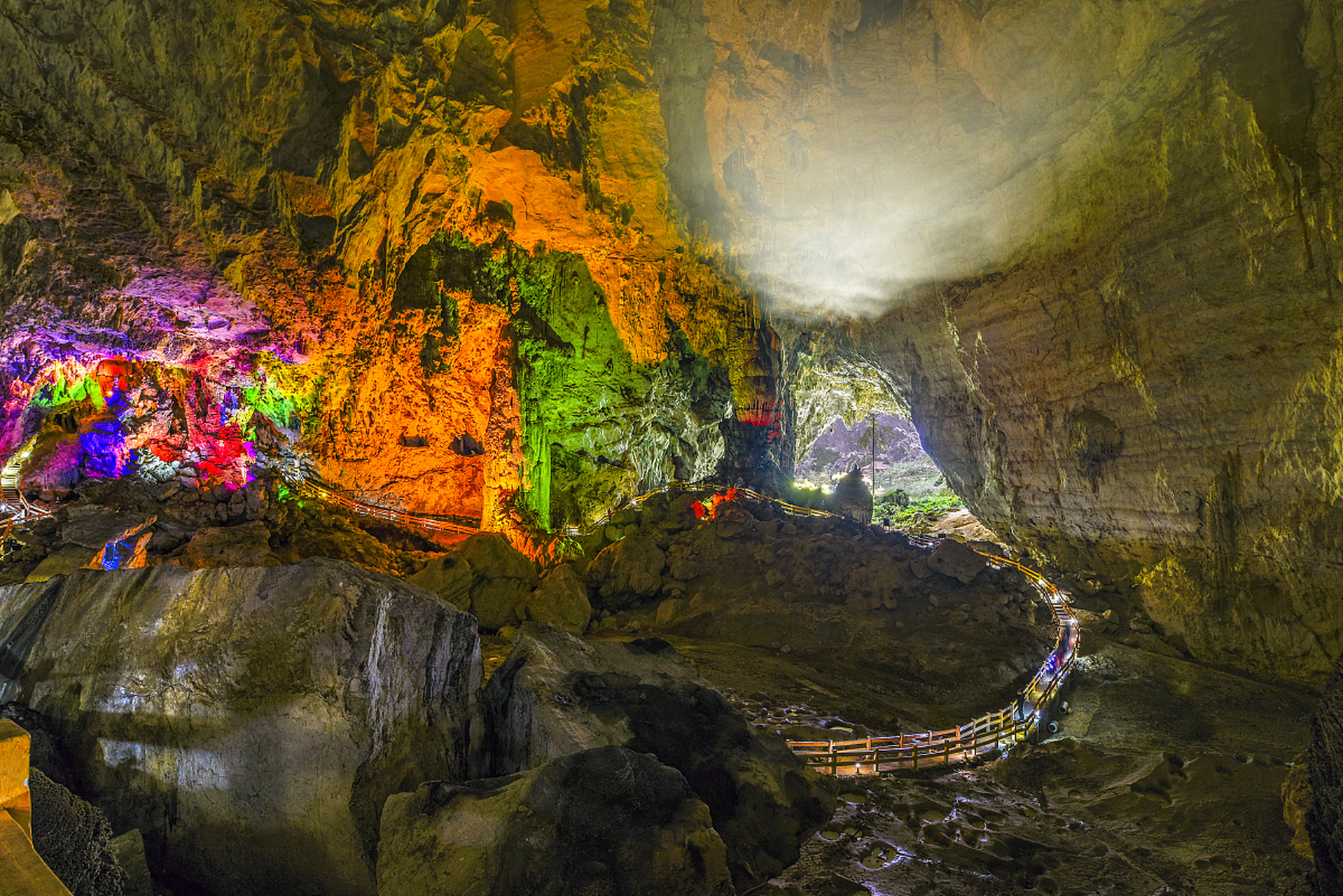 恩施黄金洞是一座以科学和美学相结合的溶洞,拥有极为丰富的地质和
