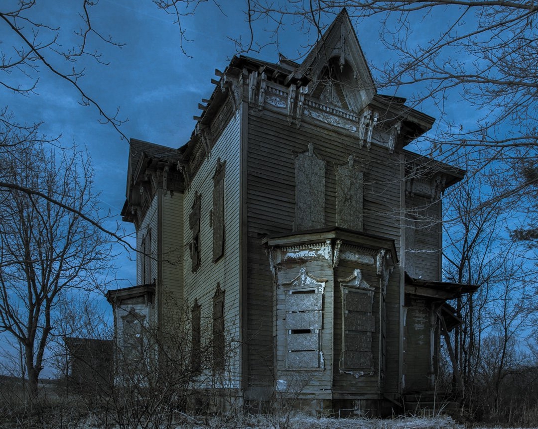 图中这座"鬼宅"位于阿肯色州,门口曾先后有7人被杀,警方却没能找到