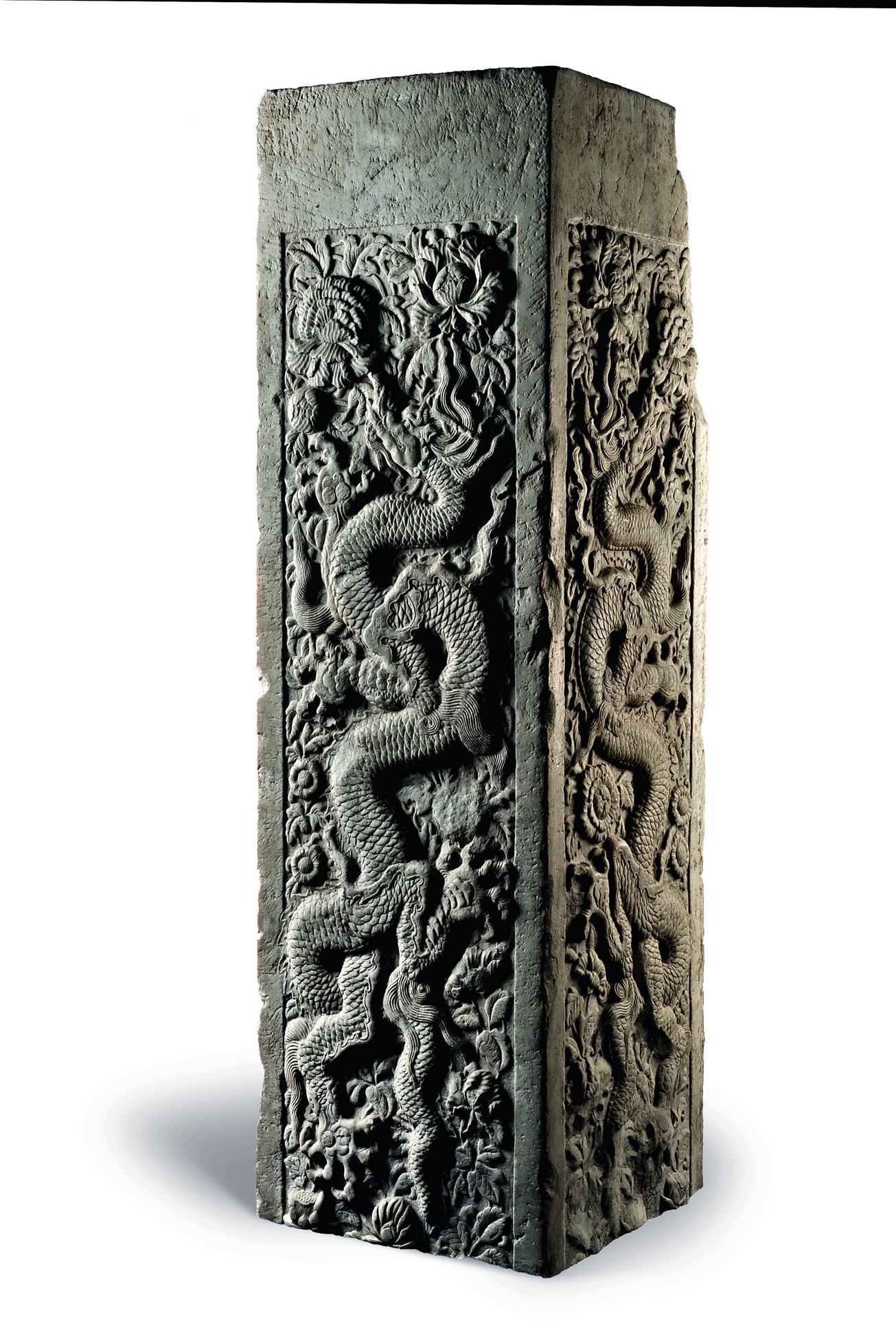 元朝时景教信众颇多,考古发掘中常见刻有十字架的墓顶石.摄影:陈新宇