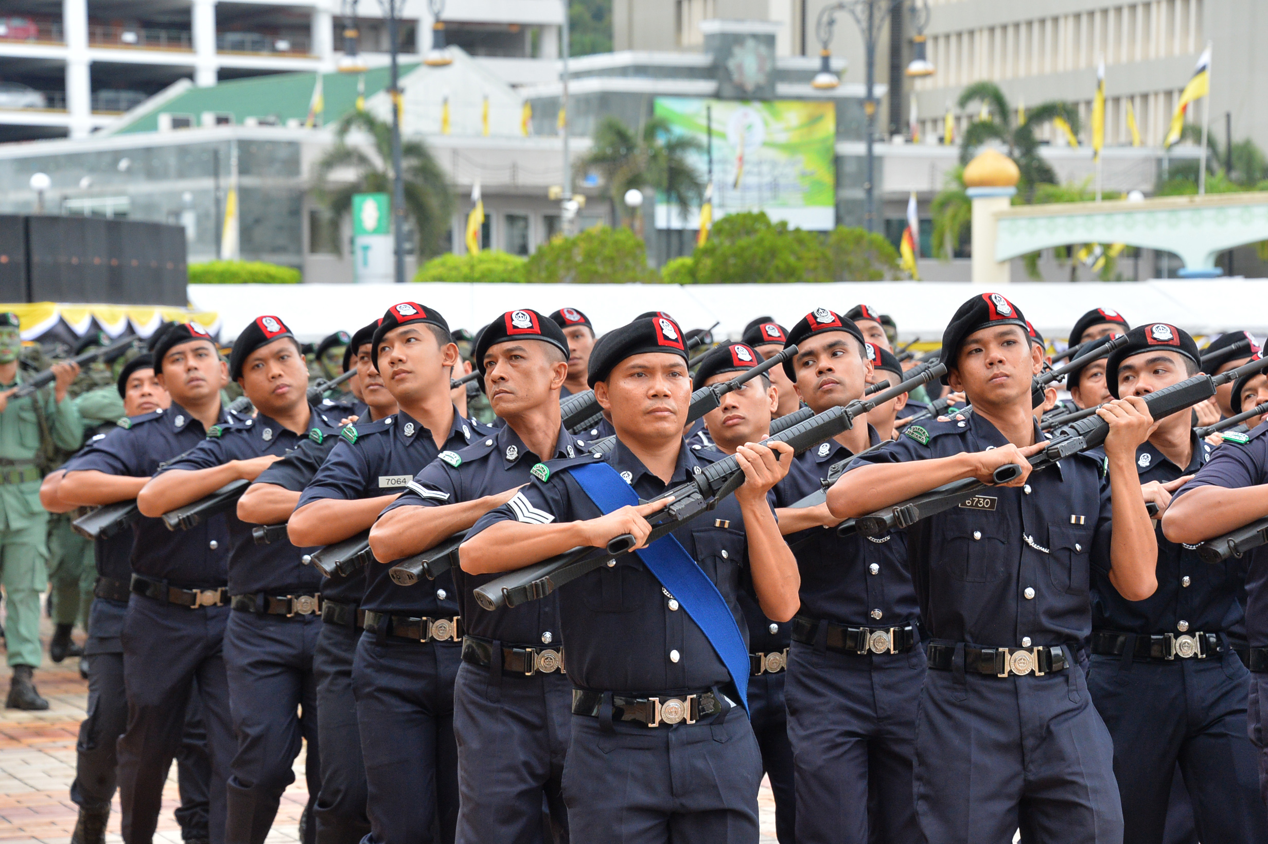 文莱举行阅兵游行庆祝建国35周年