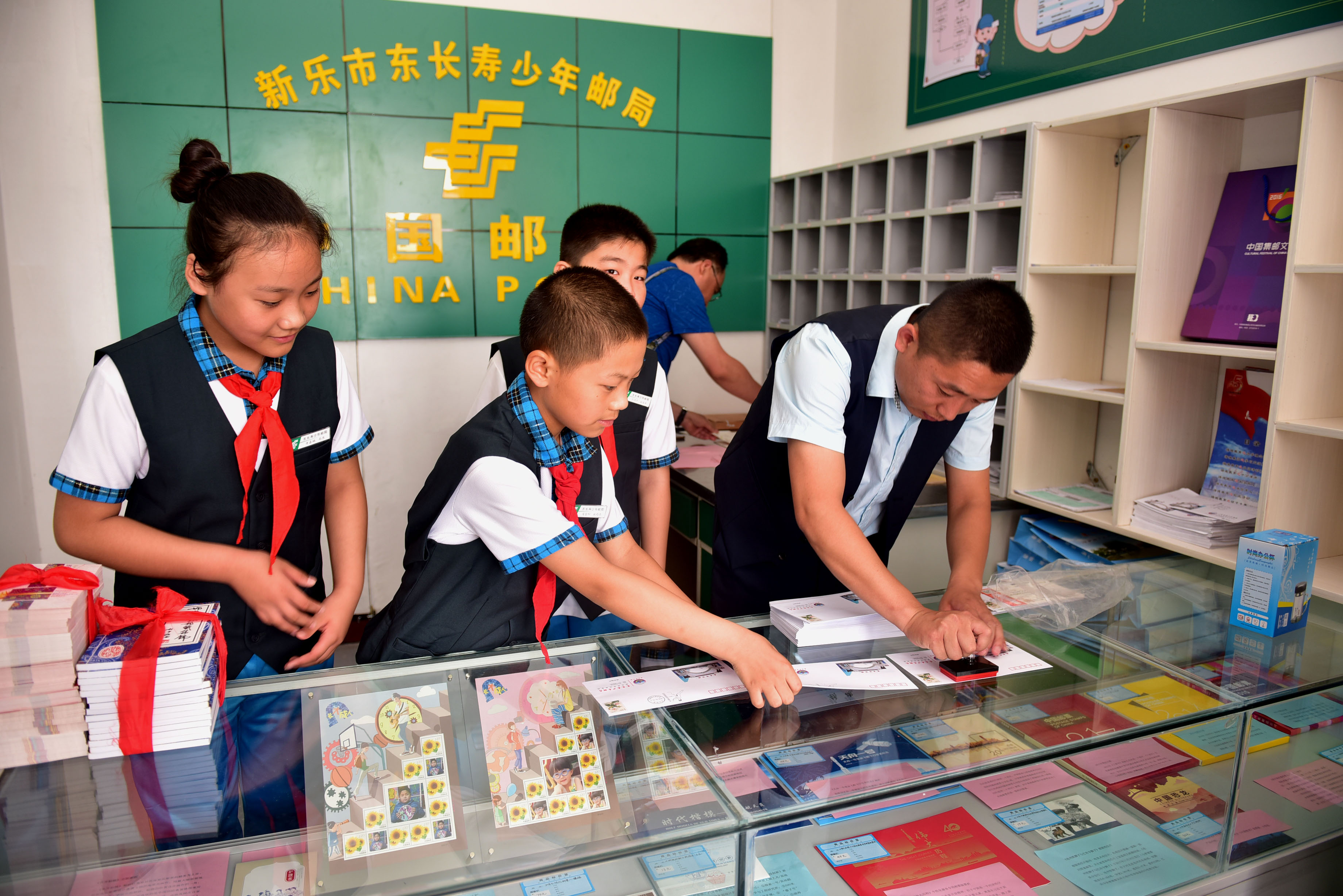 河北石家庄首家农村少年邮局揭牌(2)