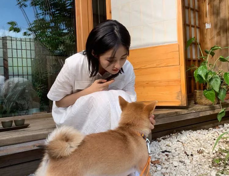 张子枫跟"小锅"近照公开,无意中曝光私人豪宅,果然是大户人家