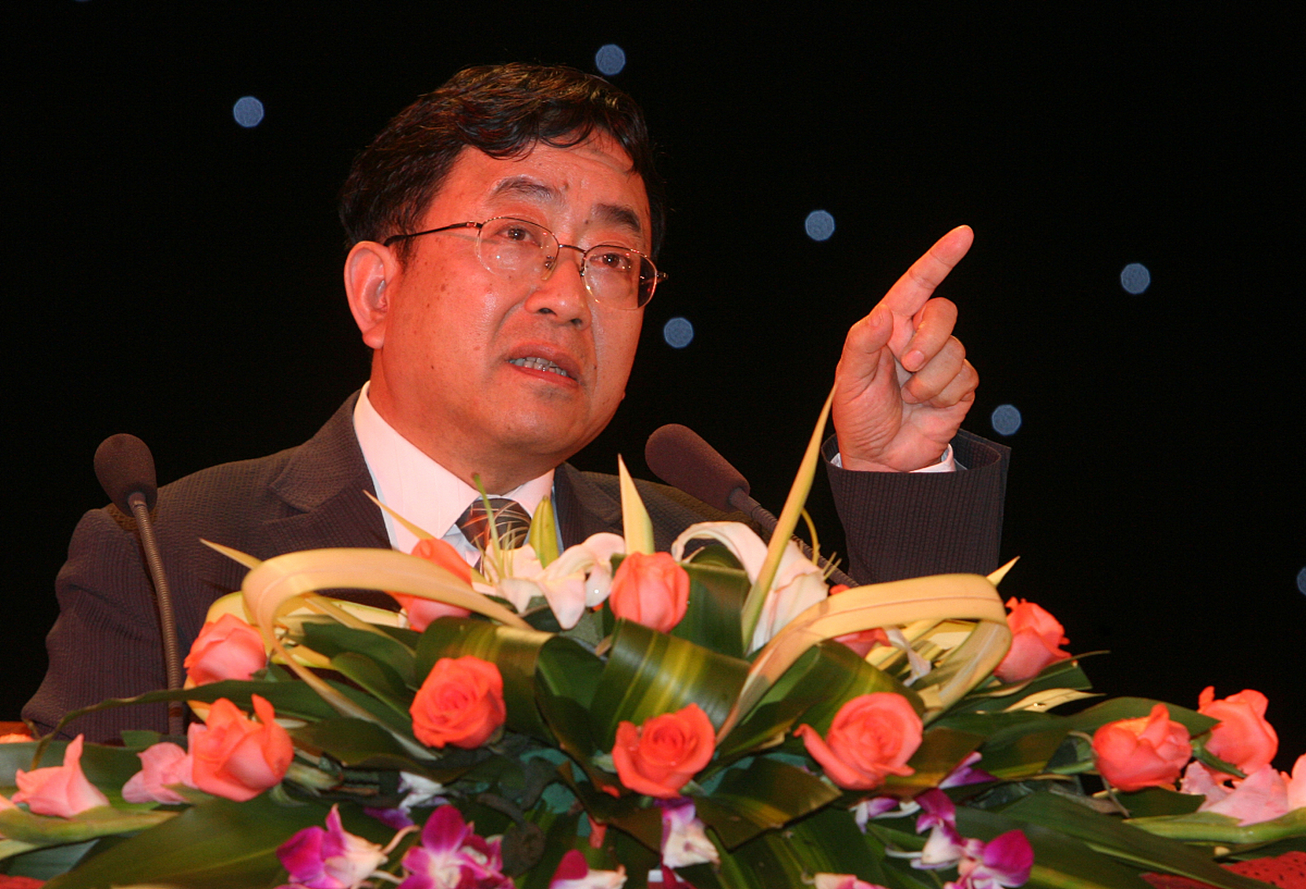 #轻知计划# 余秋雨,男,1946年8月23日出生于浙江省余姚县桥头镇(今属