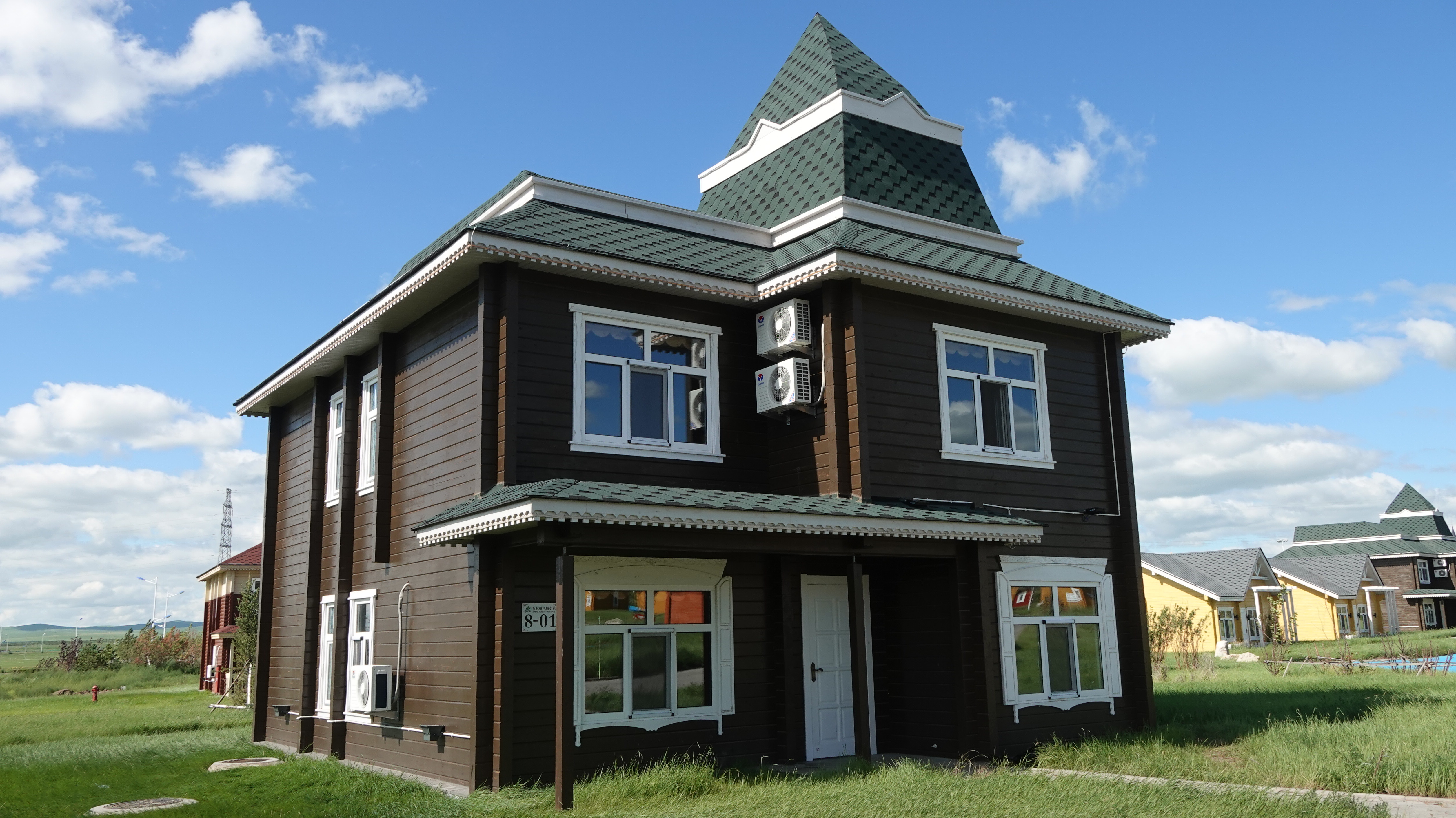 内蒙古满洲里蒙根花布拉格风情小镇上的小木屋