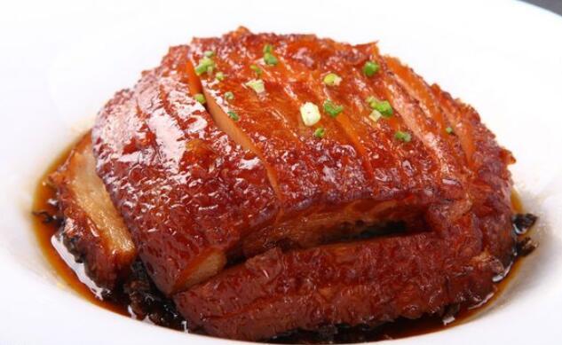 虎皮扣肉表面焦黄,瘦肉酥烂而不柴,肥肉烂而不腻,让人食欲大开