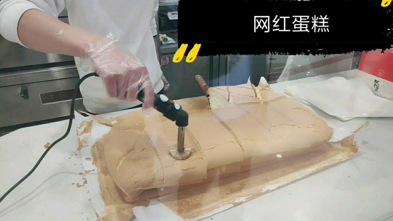 花19来尝尝网红蛋糕,老板动作行云流水,插上蜡烛就是生日蛋糕啦