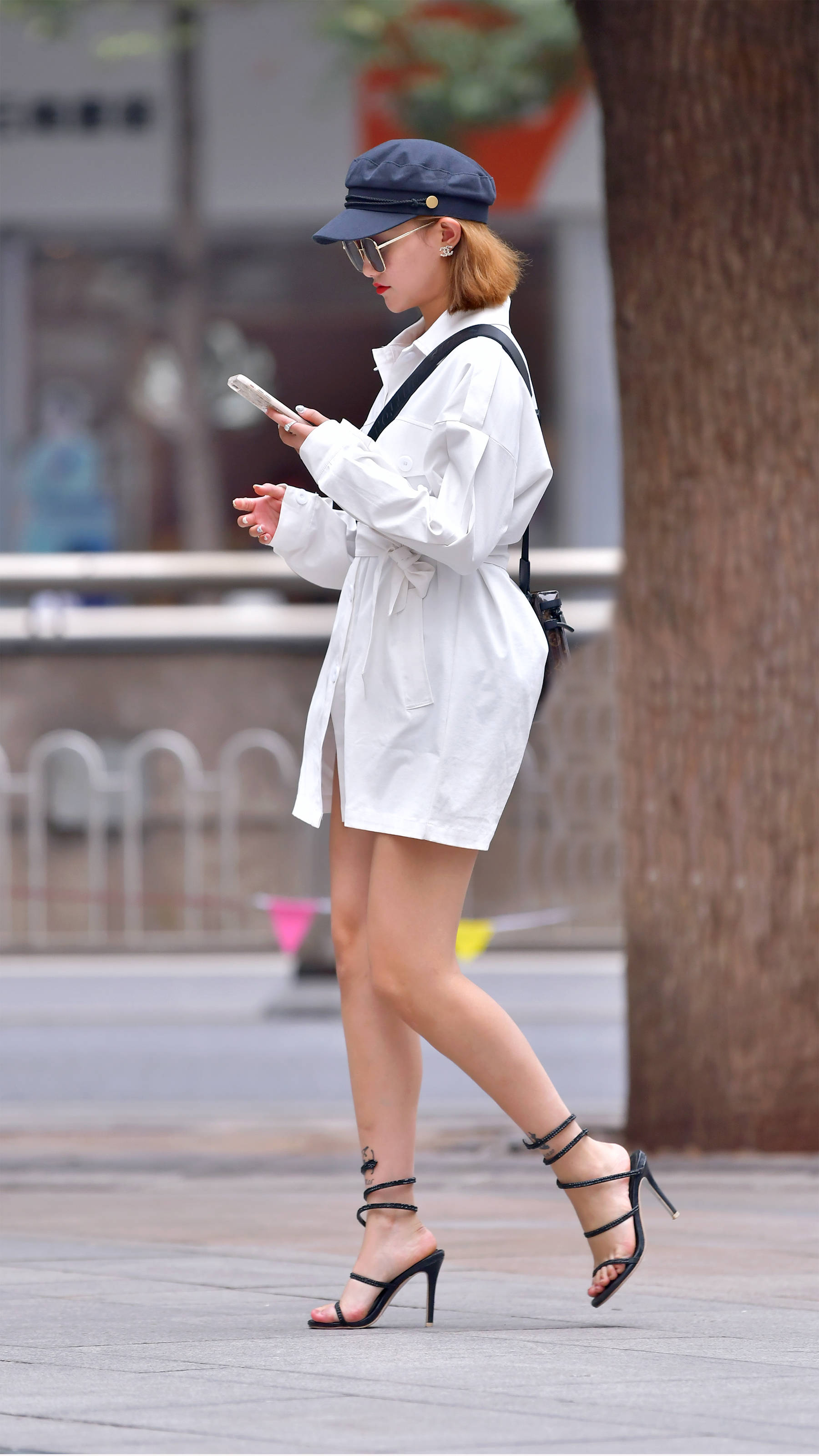 高跟凉鞋还是拥有轻熟气息的女人穿更好看,显身材又有女人味