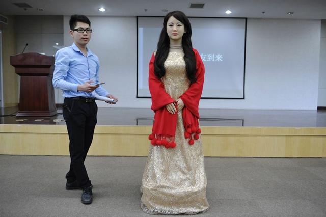 中国首台美女机器人问世,造型逼真,智商颜值爆表