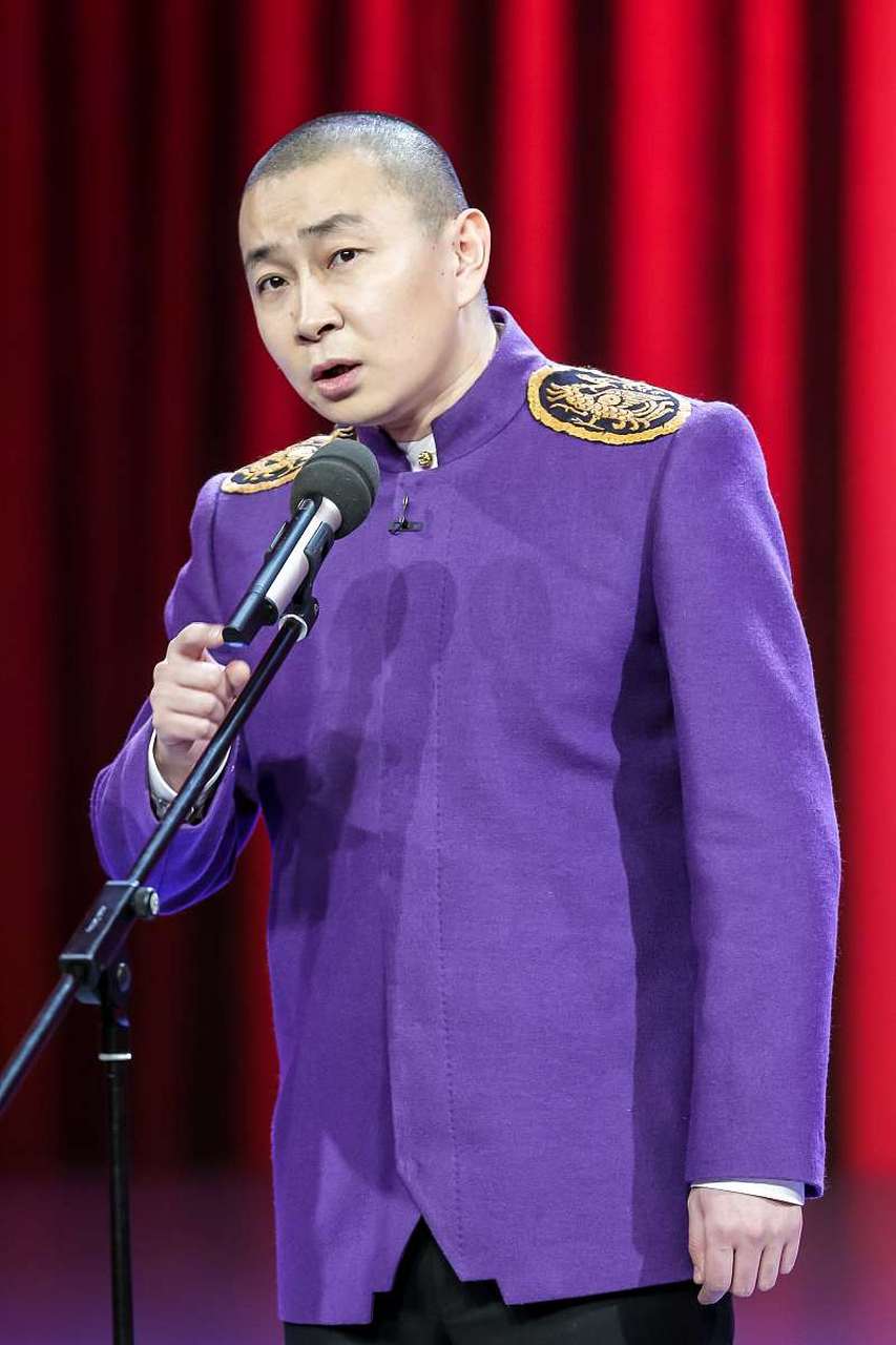 相声演员苗阜,参演了一部电影,我和我的家乡,导演弄了不少海报,每上一