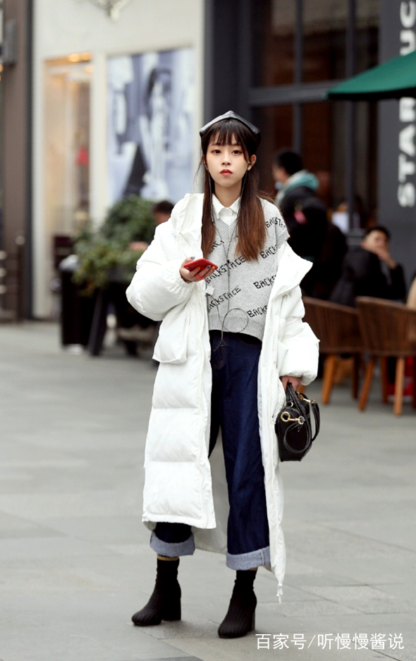 白色羽绒服配什么裤子好看女生 白色羽绒服配什么裤子好看-第1张图片-潮百科