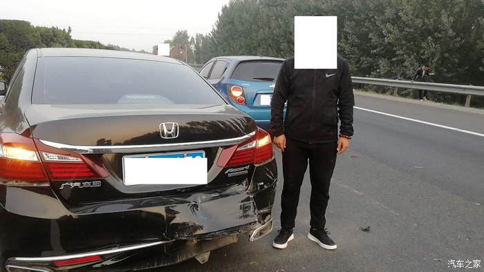本田雅阁高速被追尾,现场有点惨烈,网友:日系车的质量太差了!