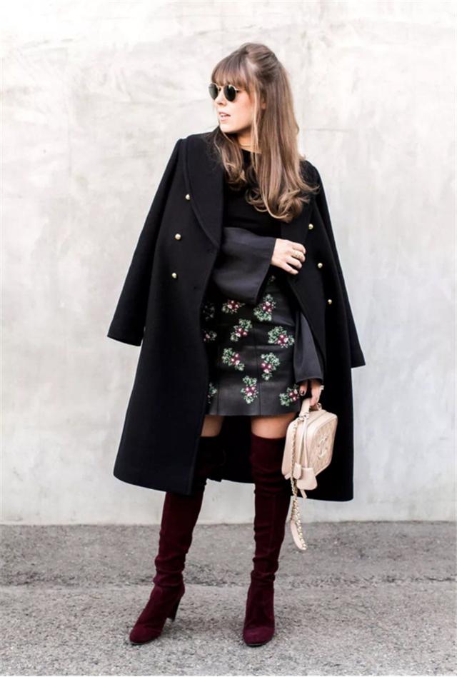 三四十岁女人,别打扮太老,学学大衣配过膝长靴,洋气超美嫩