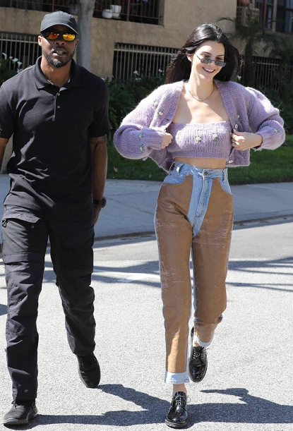 网红超模金小妹肯豆当天身着浅紫色超短上衣,外搭同色针织短外套,将