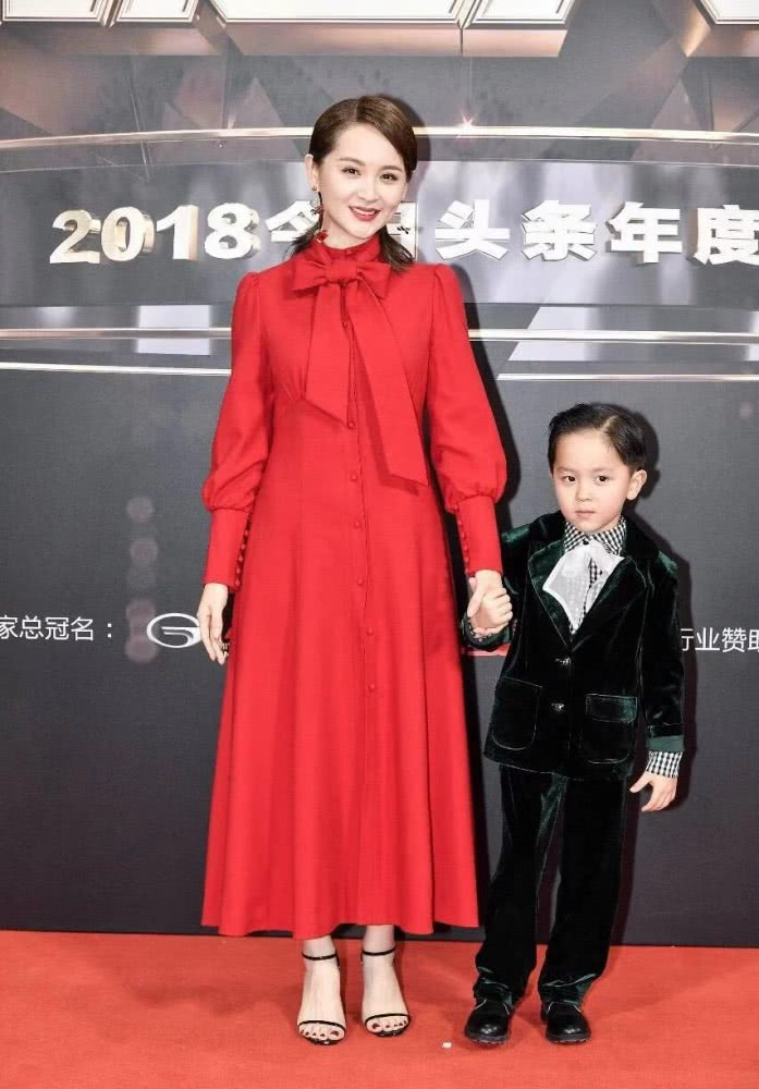 邓莎真会打扮,穿红裙配侧分发型就美回了20岁,大麟子更是萌萌的