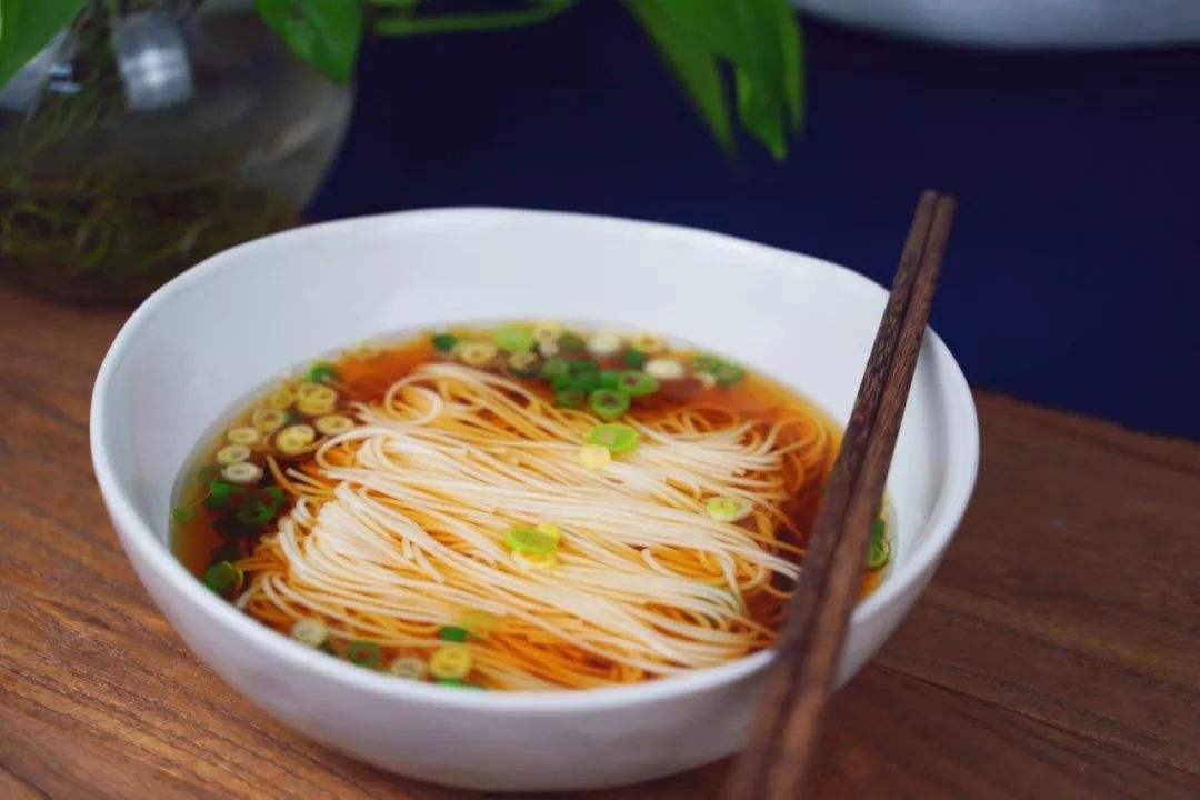 一碗阳春面,品尝这阳春白雪的雅意!