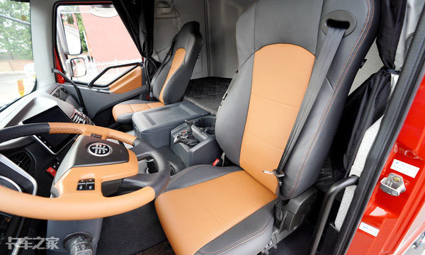 解放j6p领航版2.0亮相商务大会,一身黑科技加持秀翻全场