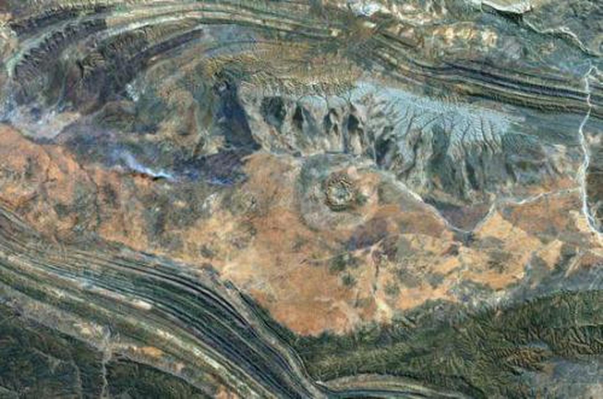 遇见美好##遇见好风景# 弗里德堡陨石坑:弗里德堡陨石坑位于南非中部