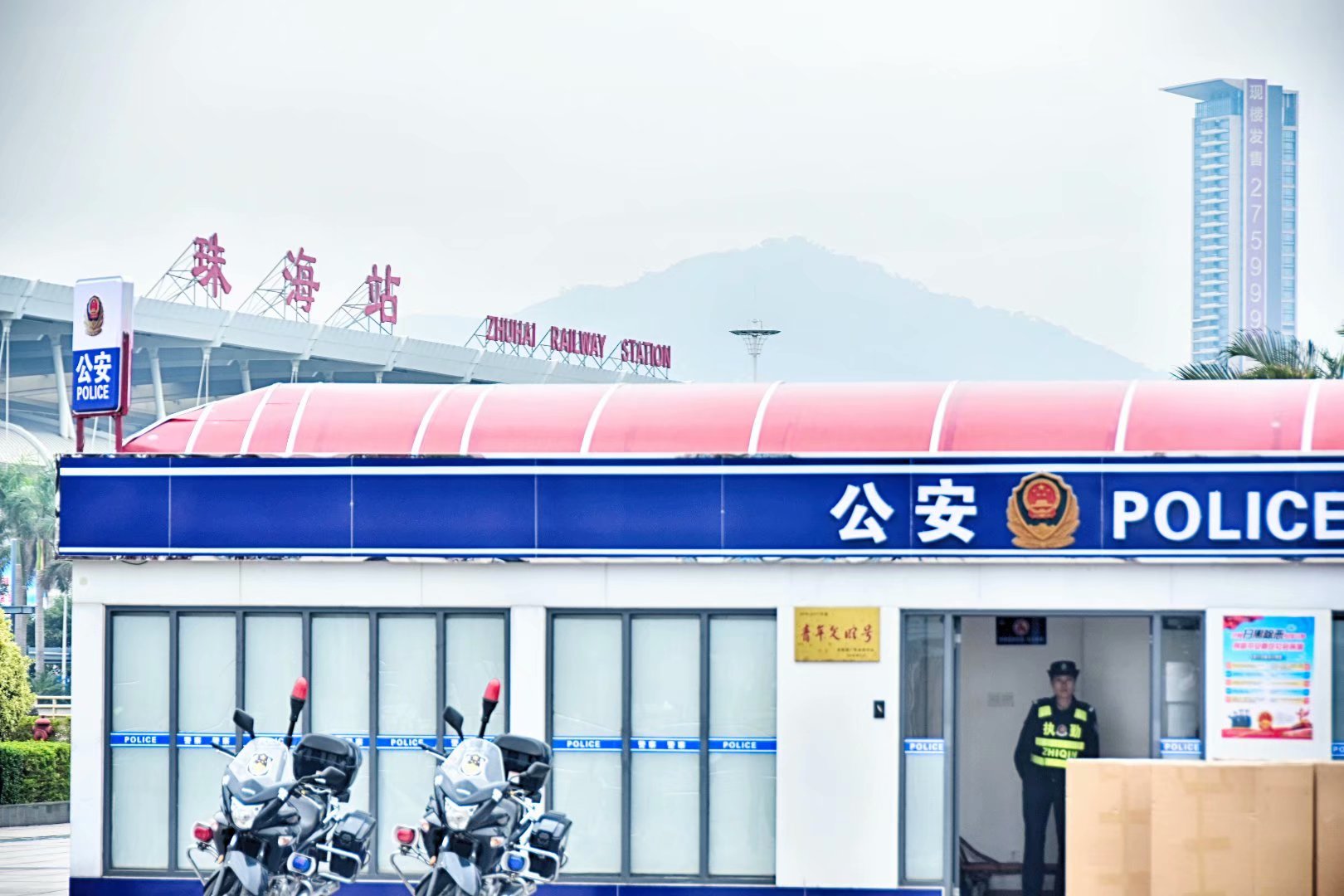 暴走澳门 过关的人比较多,半个小时才到达关闸.