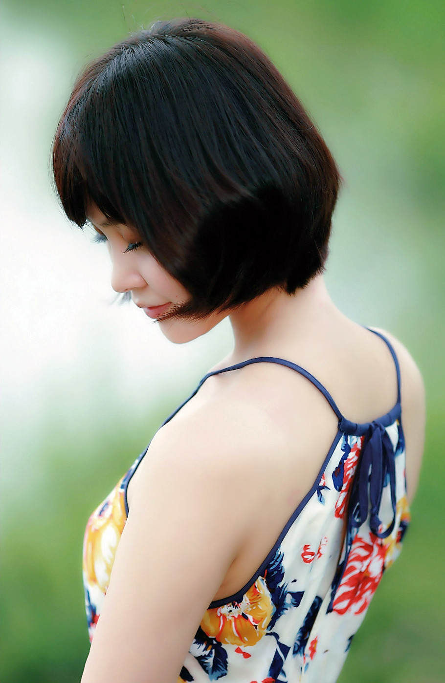 一个人行走在户外阳光下的清秀短发姑娘