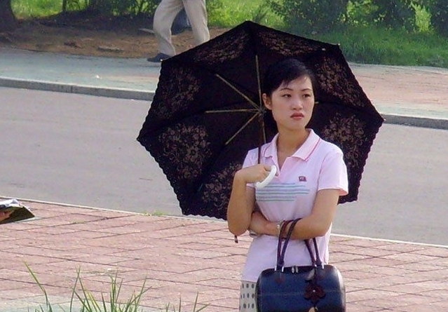 朝鲜街头,抓拍女性白领穿衣打扮