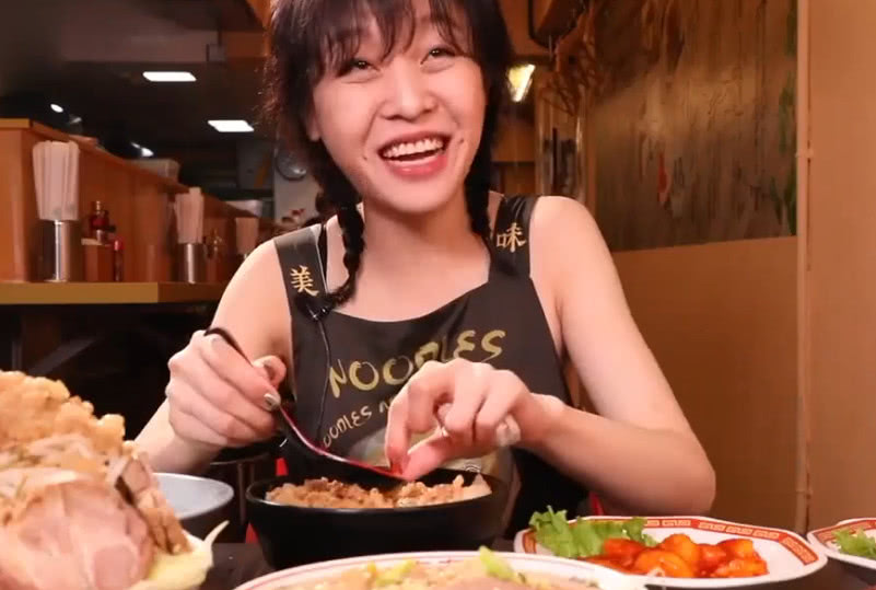 实拍大胃王mini一人吃8个人的饭,网友:看着她吃我直流