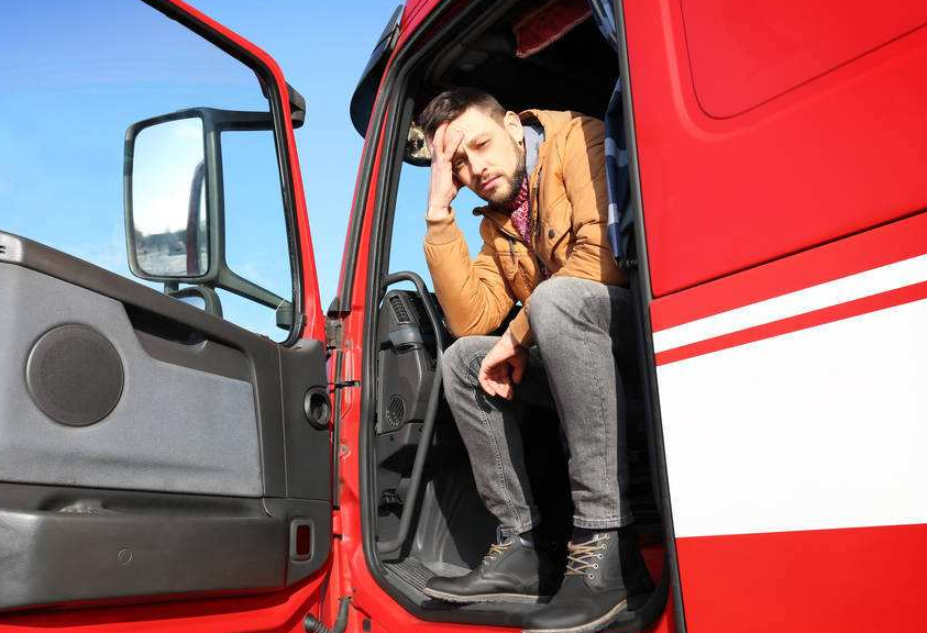 卡车司机现状如何?有多少卡友已出车?卡友:高速免费却没得好处