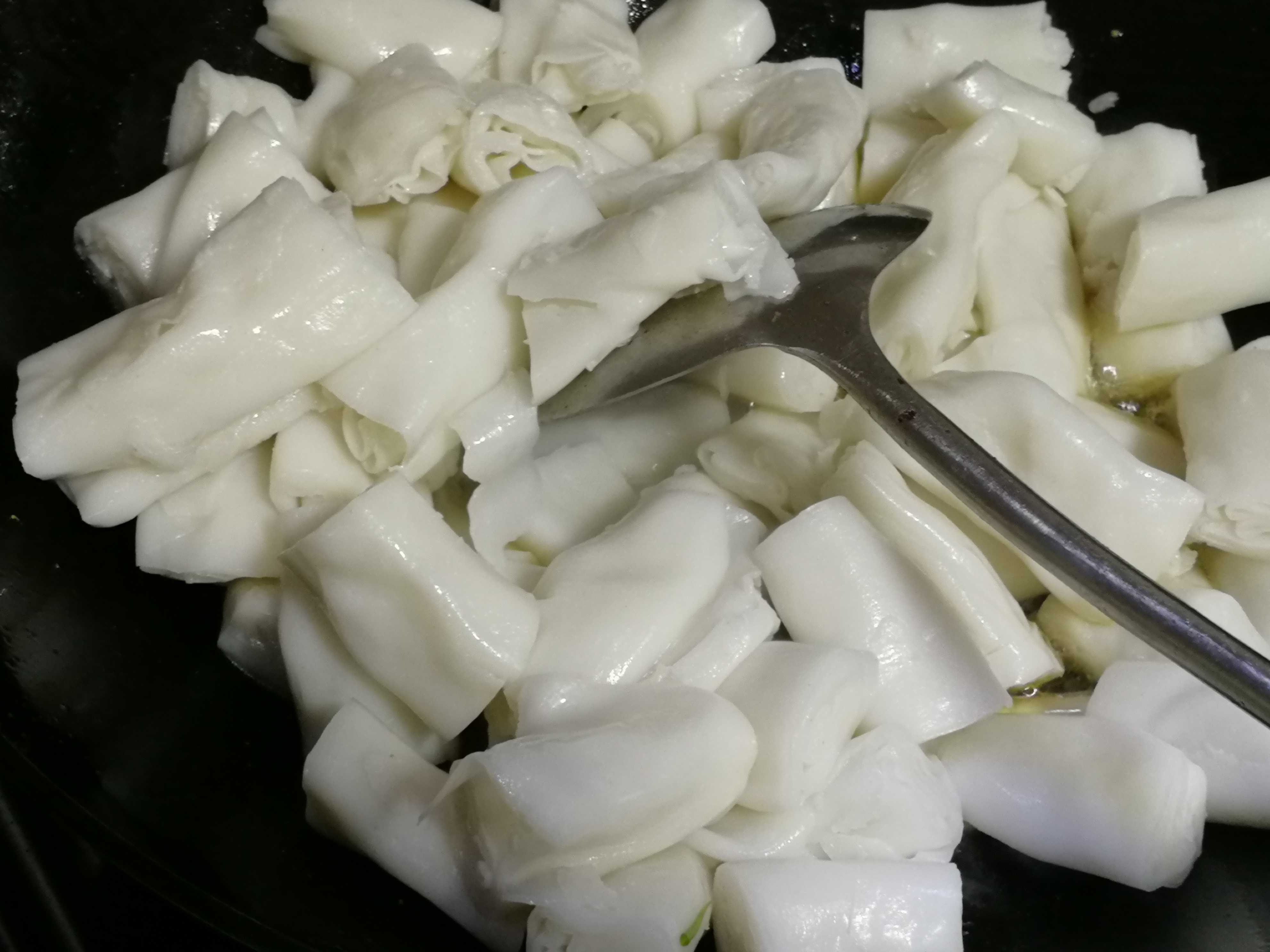 潮汕卷粿这样炒着吃特别美味,午饭炒了一锅全被消灭干净!