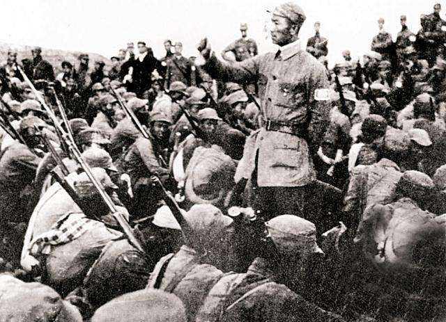 明明缴获了日军军靴,八路军为何还穿着草鞋?看完眼泪都流下来